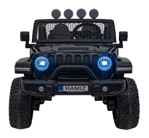 Naslovnica 40 OFF-ROAD 3.0 vozilo Crno