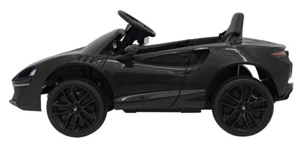 McLaren Artura vozilo crne boje