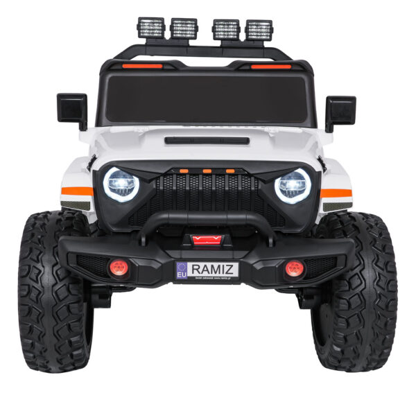 Ekstremno sportsko vozilo promjenjive veličine 4x4, bijelo