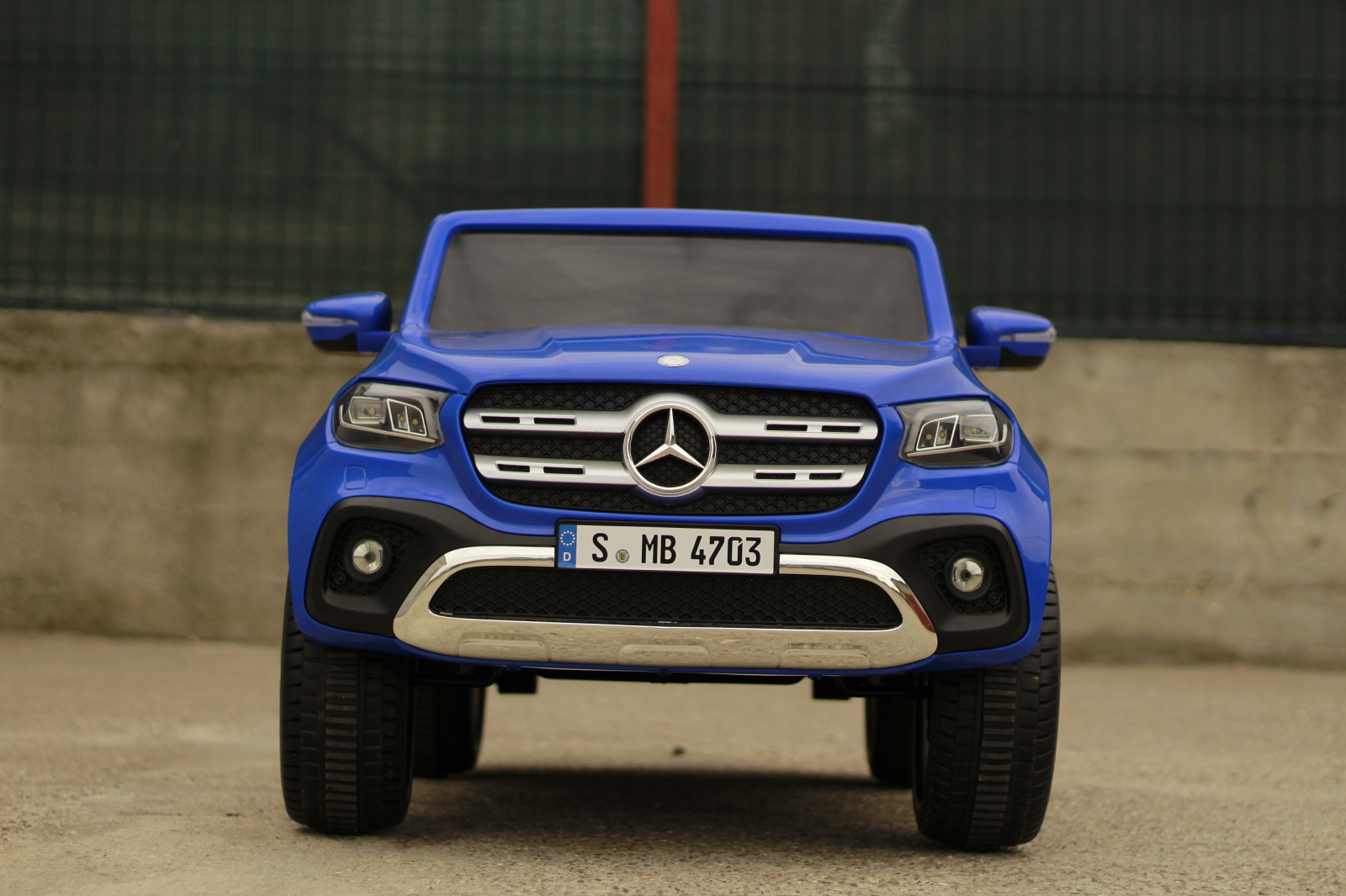 4x4 Mercedes X-klasa električni Ride On, 4X4, 180W, premium, plava boja 4 4x4 Mercedes X-klasa električni Ride On, 4X4, 180W, premium, plava boja - Slika 4