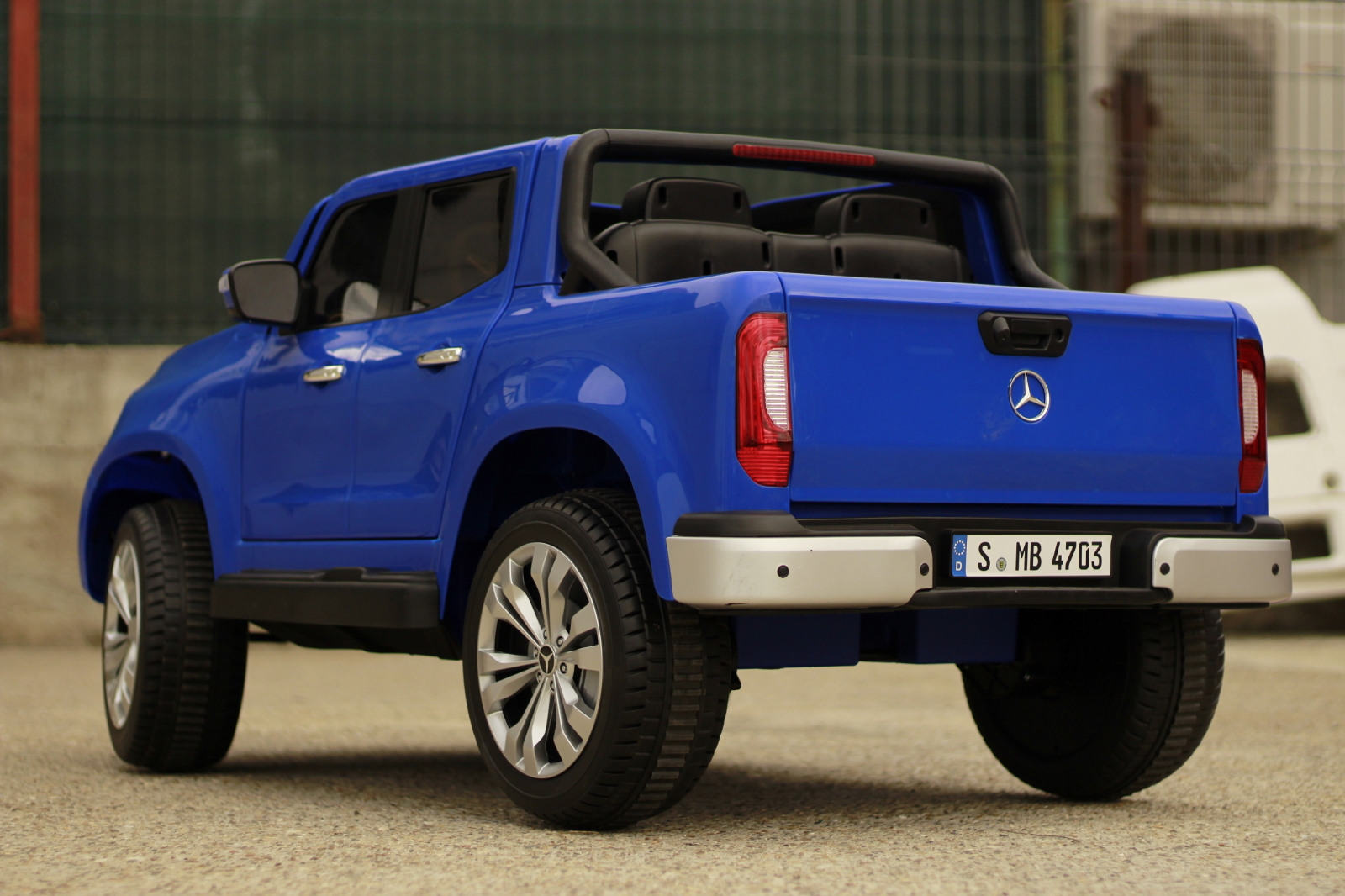 4x4 Mercedes X-klasa električni Ride On, 4X4, 180W, premium, plava boja 2 4x4 Mercedes X-klasa električni Ride On, 4X4, 180W, premium, plava boja - Slika 2